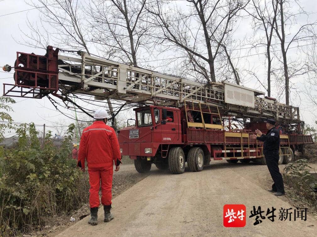 120公里,10余小時,江蘇油田警方護送大型設(shè)備轉(zhuǎn)場生產(chǎn)
